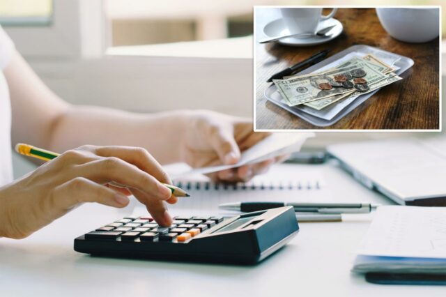 Uma pessoa usa uma calculadora e segura uma nota, cuidando da papelada em uma mesa.