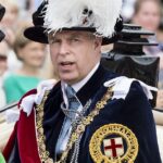 Depois que seus títulos foram retirados, o ex-duque foi reintroduzido ao mundo como Andrew Mountbatten Windsor – faltando notavelmente o hífen tradicionalmente usado no sobrenome duplo da família real.