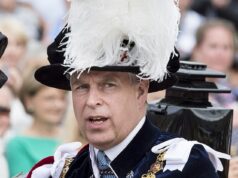 O que você dá ao homem que perdeu tudo? Andrew Mountbatten Windsor pode receber um HÍFEN em seu sobrenome de plebeu – a pedido da falecida Rainha Depois que seus títulos foram retirados, o ex-duque foi reintroduzido ao mundo como Andrew Mountbatten Windsor – faltando notavelmente o hífen tradicionalmente usado no sobrenome duplo da família real.