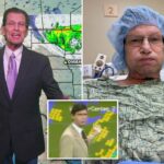 Geoff Fox em uma cama de hospital com touca e bata cirúrgica.