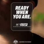 O registo de autoexclusão da Austrália melhora muito o bem-estar da maioria dos participantes, relata a ACMA. Uma imagem em close mostrando a metade inferior do rosto de uma pessoa anônima ao lado de um grande gráfico do BetStop que diz