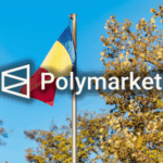 O regulador nacional de jogos de azar da Romênia adiciona a Polymarket à sua lista negra de operadoras. Uma bandeira romena num poste contra um céu azul com árvores de outono ao fundo. O logotipo da Polymarket e a palavra “Polymarket” estão sobrepostos em branco próximo ao centro da imagem