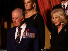 O rei Carlos liderará a nação em um silêncio de dois minutos no Cenotáfio esta manhã para lembrar aqueles que morreram em conflito Charles parecia visivelmente comovido com a versão de God Save The King do Royal Albert Hall na noite passada