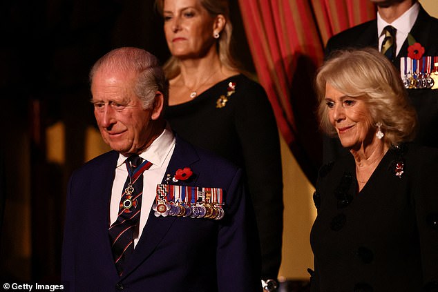 O rei Carlos liderará a nação em um silêncio de Charles parecia visivelmente comovido com a versão de God Save The King do Royal Albert Hall na noite passada