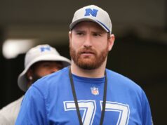 O retorno de Frank Ragnow ao Lions após a aposentadoria já terminou após falha física Jared Goff nº 16 do Detroit Lions conversa com Frank Ragnow nº 77 antes de um jogo de futebol americano da NFL contra o Minnesota Vikings.