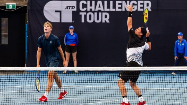 O retorno de Lleyton Hewitt da aposentadoria para jogar duplas com o filho Cruz termina em derrota nas quartas de final
