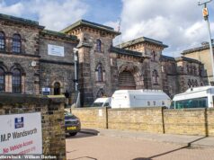 O segundo migrante agressor sexual foi acidentalmente libertado da prisão há uma SEMANA… e a polícia acaba de ser informada: Caçada ao condenado argelino libertado de Wandsworth por engano Foi lançada uma caçada humana a um prisioneiro argelino que foi libertado por engano da prisão de Wandsworth (foto de arquivo)