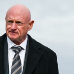 O senador Mark Kelly está redobrando sua autodesonra por causa do vídeo de ‘Disobey’