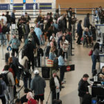 Um display mostra o status dos voos no Aeroporto Internacional Newark Liberty em Newark, NJ, segunda-feira, 5 de maio de 2025. (AP Photo / Seth Wenig)