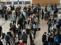 O seu aeroporto será afetado pela paralisação do Partido Republicano? Um display mostra o status dos voos no Aeroporto Internacional Newark Liberty em Newark, NJ, segunda-feira, 5 de maio de 2025. (AP Photo / Seth Wenig)