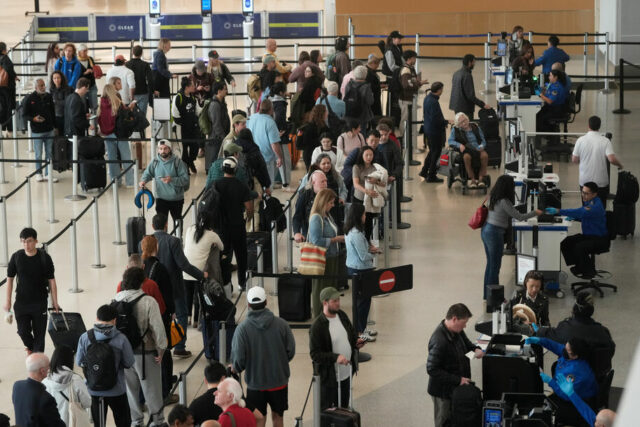 O seu aeroporto será afetado pela paralisação do Partido Republicano? Um display mostra o status dos voos no Aeroporto Internacional Newark Liberty em Newark, NJ, segunda-feira, 5 de maio de 2025. (AP Photo / Seth Wenig)