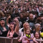 O show gratuito de Amyl e dos Sniffers foi encerrado devido a temores de segurança na Fed Square