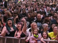 O show gratuito de Amyl e dos Sniffers foi encerrado devido a temores de segurança na Fed Square O show gratuito de Amyl e dos Sniffers foi encerrado devido a temores de segurança na Fed Square