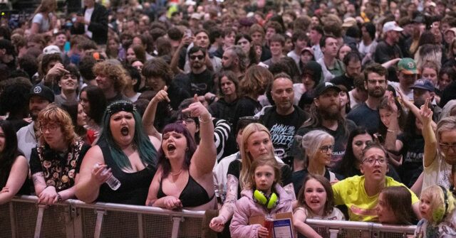 O show gratuito de Amyl e dos Sniffers foi encerrado O show gratuito de Amyl e dos Sniffers foi encerrado devido a temores de segurança na Fed Square