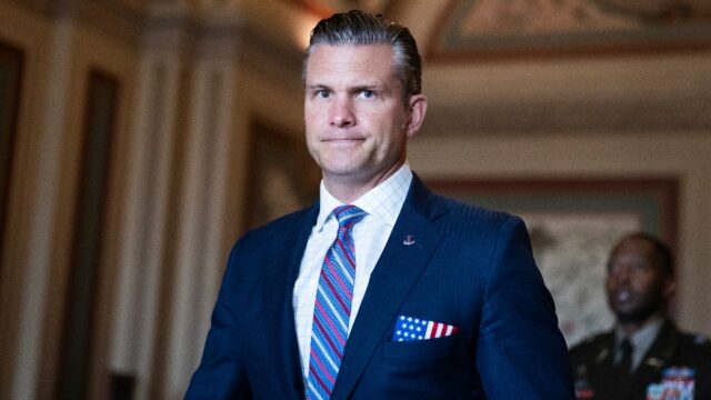 O suposto comando 'Matar todos' de Pete Hegseth foi chamado Mark Kelly (Conheça a Imprensa)