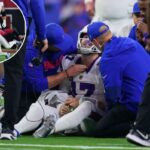 O quarterback do Buffalo Bills, Josh Allen, é atendido pela equipe médica após ser demitido por Will Anderson Jr.