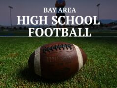 O técnico assistente de futebol de Palo Alto tenta ‘abordar’ o jogador adversário durante o jogo O técnico assistente de futebol de Palo Alto tenta 'abordar' o jogador adversário durante o jogo