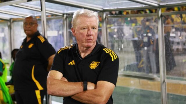 O técnico da Jamaica, McClaren, renuncia após equipe perder a qualificação direta para a Copa do Mundo FIFA de 2026
