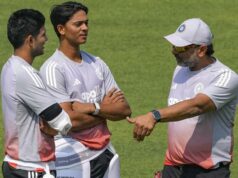O técnico de rebatidas Kotak sai em defesa de Gambhir após a derrota da Índia para a África do Sul O técnico de rebatidas Kotak sai em defesa de Gambhir após a derrota da Índia para a África do Sul
