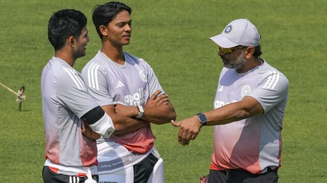 O técnico de rebatidas Kotak sai em defesa de Gambhir O técnico de rebatidas Kotak sai em defesa de Gambhir após a derrota da Índia para a África do Sul