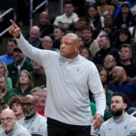 22 de outubro de 2025; Milwaukee, Wisconsin, EUA; O técnico do Milwaukee Bucks, Doc Rivers, instrui seus jogadores durante o jogo contra o Washington Wizards no Fiserv Forum. Crédito obrigatório: Michael McLoone-Imagn Images