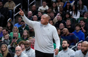 O técnico do Milwaukee Bucks, Doc Rivers, apelou à ação sobre o atraso nos benefícios do SNAP: ‘Isso é sobre nossos filhos.’ 22 de outubro de 2025; Milwaukee, Wisconsin, EUA; O técnico do Milwaukee Bucks, Doc Rivers, instrui seus jogadores durante o jogo contra o Washington Wizards no Fiserv Forum. Crédito obrigatório: Michael McLoone-Imagn Images