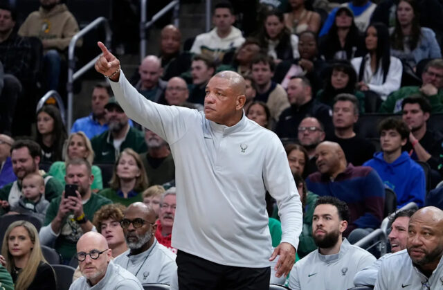 22 de outubro de 2025; Milwaukee, Wisconsin, EUA; O técnico do Milwaukee Bucks, Doc Rivers, instrui seus jogadores durante o jogo contra o Washington Wizards no Fiserv Forum. Crédito obrigatório: Michael McLoone-Imagn Images