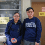 Voluntários ajudam a distribuir roupas doadas aos moradores afetados.