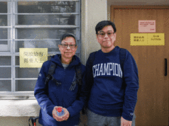 O telefone da mãe de Toby ainda toca, mas ela não atende desde o incêndio Voluntários ajudam a distribuir roupas doadas aos moradores afetados.