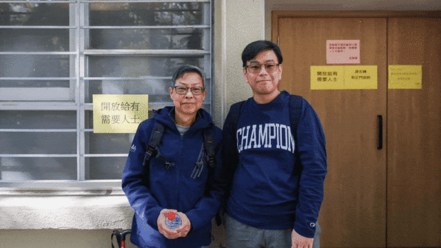 Voluntários ajudam a distribuir roupas doadas aos moradores afetados. 