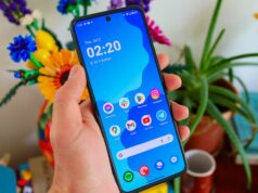 O telefone dobrável que recomendo a todos agora custa apenas US$ 350 Motorola Razr 2024