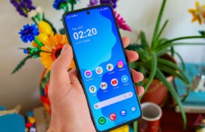 O telefone dobrável que recomendo a todos agora custa apenas US$ 350 Motorola Razr 2024