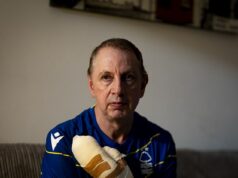 O torcedor de futebol que atacou com as próprias mãos o homem-faca do trem e foi esfaqueado sete vezes quando o agressor lhe perguntou: ‘Você quer morrer?’ Stephen Crean, vítima de esfaqueamento de Huntingdon, em sua casa no sudoeste de Londres na segunda-feira