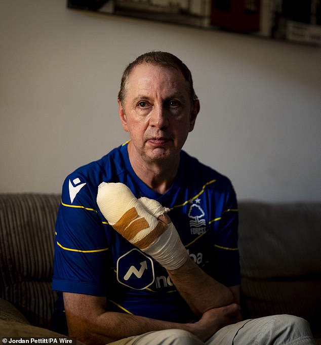 O torcedor de futebol que atacou com as próprias mãos Stephen Crean, vítima de esfaqueamento de Huntingdon, em sua casa no sudoeste de Londres na segunda-feira