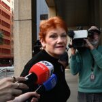 A líder de uma nação, Pauline Hanson, chega aos tribunais federais em Sydney, NSW. Ela está apelando de uma decisão que considerou um tweet dela ao senador verde Mehreen Faruqi seriamente ofensivo.