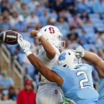 O último rali liderado por Elijah Brown de Stanford fica aquém da derrota por 20-15 na Carolina do Norte