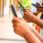 O uso das mídias sociais aumenta à medida que as crianças abandonam os esportes, a leitura e a música