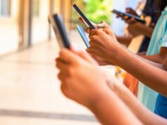 O uso das mídias sociais aumenta à medida que as crianças abandonam os esportes, a leitura e a música O uso das mídias sociais aumenta à medida que as crianças abandonam os esportes, a leitura e a música