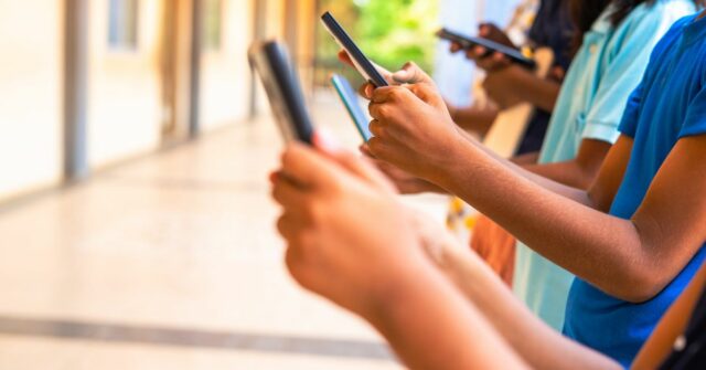 O uso das mídias sociais aumenta à medida que as crianças abandonam os esportes, a leitura e a música
