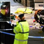 A polícia e equipes de emergência revistam os trilhos sob um trem LNER Azuma na estação Huntingdon em Huntingdon, Inglaterra, após um ataque com faca em 1º de novembro de 2025.