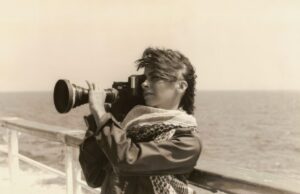 O vencedor do Prêmio Cairo, Mohanad Yaqubi, sobre a cineasta libanesa Jocelyne Saab: ‘É como se ela estivesse fazendo o filme e eu fosse o instrumento que faz isso acontecer’ O vencedor do Prêmio Cairo, Mohanad Yaqubi, sobre a cineasta libanesa Jocelyne Saab: 'É como se ela estivesse fazendo o filme e eu fosse o instrumento que faz isso acontecer'