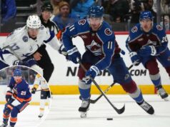 O veterano da ilha, Brock Nelson, espera uma sensação ‘estranha’ ao enfrentar o ex-time pela primeira vez desde a negociação O pivô do Colorado Avalanche, Brock Nelson (11), desce pelo gelo com o disco enquanto o pivô Ross Colton, lateral direito, e o pivô do Tampa Bay Lightning, Dominic James, perseguem em um jogo de hóquei da NHL.