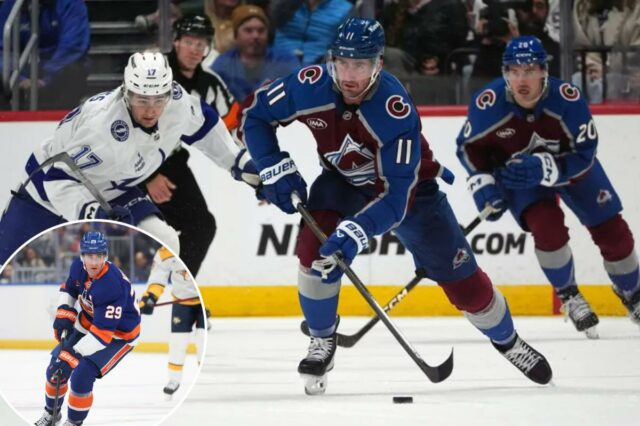 O veterano da ilha, Brock Nelson, espera uma sensação 'estranha' O pivô do Colorado Avalanche, Brock Nelson (11), desce pelo gelo com o disco enquanto o pivô Ross Colton, lateral direito, e o pivô do Tampa Bay Lightning, Dominic James, perseguem em um jogo de hóquei da NHL.