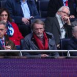 Ruben Amorim aplaude torcedores após partida da Premier League entre Manchester United e Everton, em Old Trafford, em 2025, em Manchester, Inglaterra.