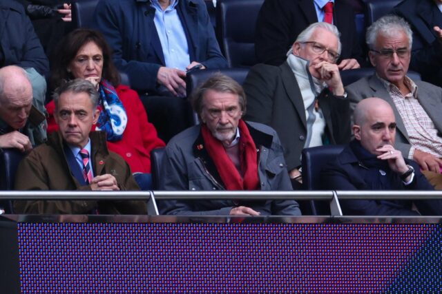 Ruben Amorim aplaude torcedores após partida da Premier League entre Manchester United e Everton, em Old Trafford, em 2025, em Manchester, Inglaterra.