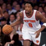 O atacante do New York Knicks, OG Anunoby (8), leva a bola para a quadra contra o Minnesota Timberwolves.