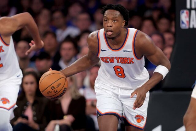O atacante do New York Knicks, OG Anunoby (8), leva a bola para a quadra contra o Minnesota Timberwolves.