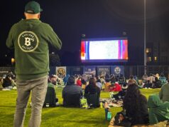Oakland Ballers oferece noite de cinema gratuita no Raimondi Park O técnico do Oakland Baller, Aaron Miles, discute com o árbitro depois que Kenny Oyama, do Ogden Raptors, foi considerado seguro na segunda base em um rali de sétima entrada em 20 de maio de 2025, na abertura da temporada em Raimondi Park, em Oakland. (Karl Mondon/Grupo de Notícias da Bay Area)