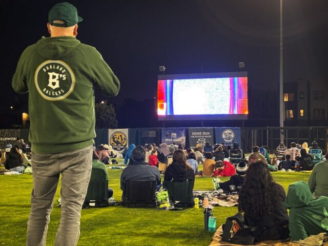 O técnico do Oakland Baller, Aaron Miles, discute com o árbitro depois que Kenny Oyama, do Ogden Raptors, foi considerado seguro na segunda base em um rali de sétima entrada em 20 de maio de 2025, na abertura da temporada em Raimondi Park, em Oakland. (Karl Mondon/Grupo de Notícias da Bay Area)