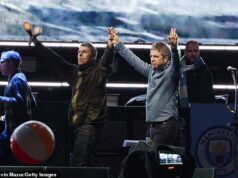 Oasis ‘está em negociações sobre um álbum de grandes sucessos em meio a rumores de mais shows no Reino Unido’ enquanto a turnê de reunião termina O Oasis encerrou sua turnê de reencontro de 41 shows no domingo à noite, fazendo uma reverência final diante de 60.000 fãs em São Paulo, Brasil (foto em agosto)